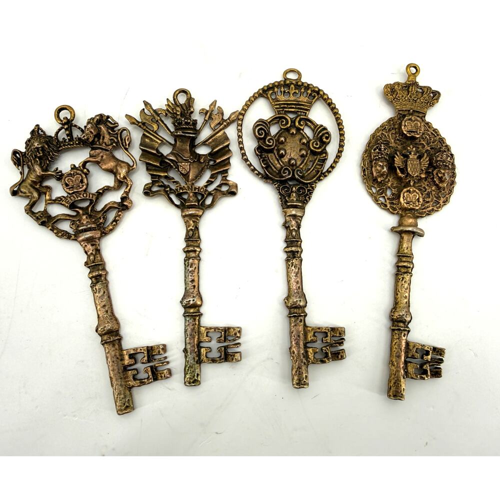 Skeleton Key Wall Decor Set 4 Heraldic Crown Castle Vintage Brass Tone 7 Inch